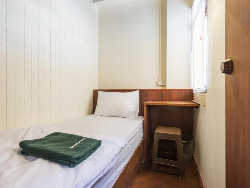 Single Room with Shared Bathroom — Suneta Hostel Chiangmai